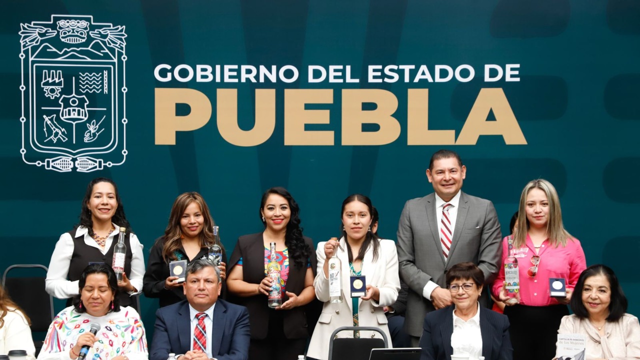 Mujeres mezcaleras galardonadas son reconocidas por gobierno estatal