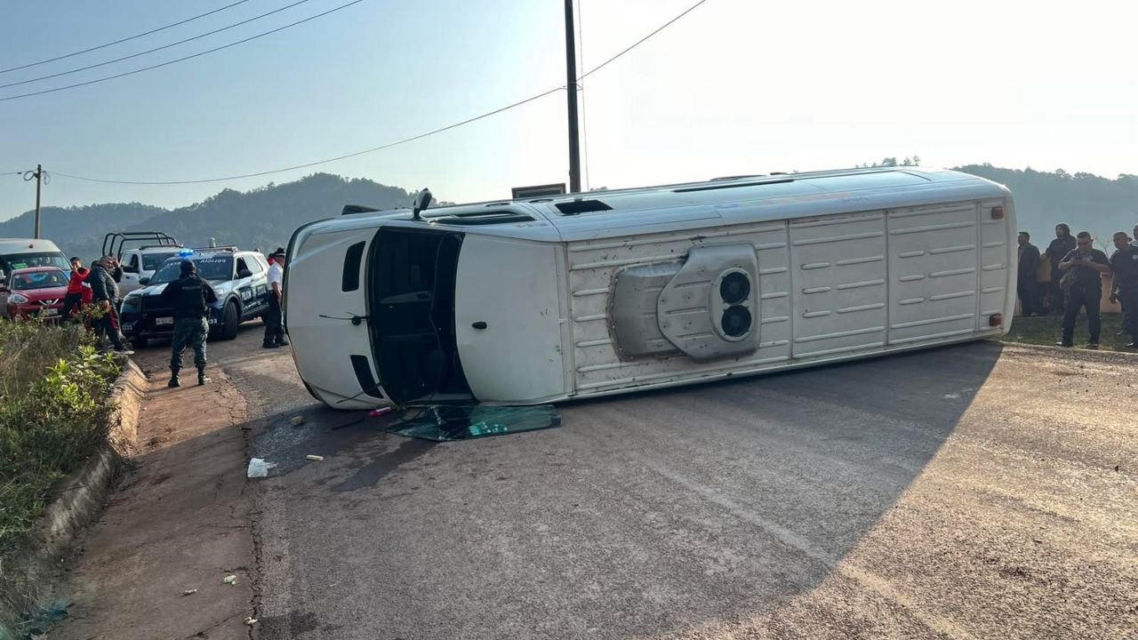 Deja siete lesionados volcadura de camioneta en Zacatlán