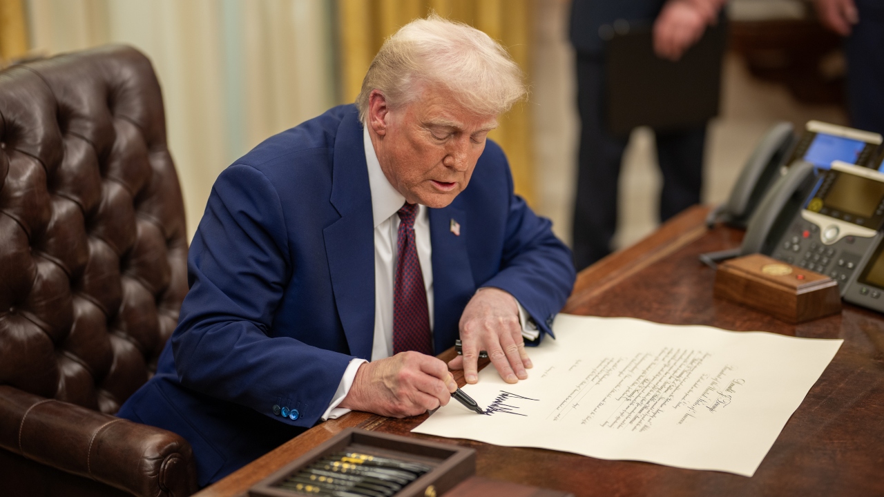 Van los aranceles a México y Canadá, sentencia Trump