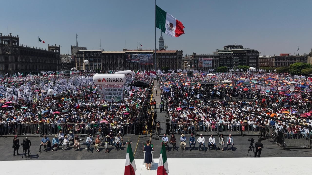 “México es mucha pieza”: Sheinbaum, ante un pletórico Zócalo