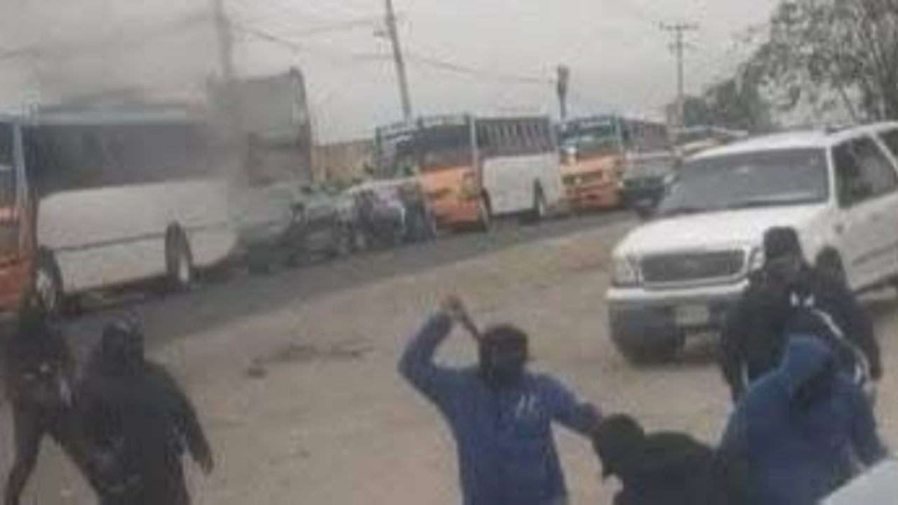 Un muerto deja riña entre choferes de rutas S5 y S10 en Azumiatla