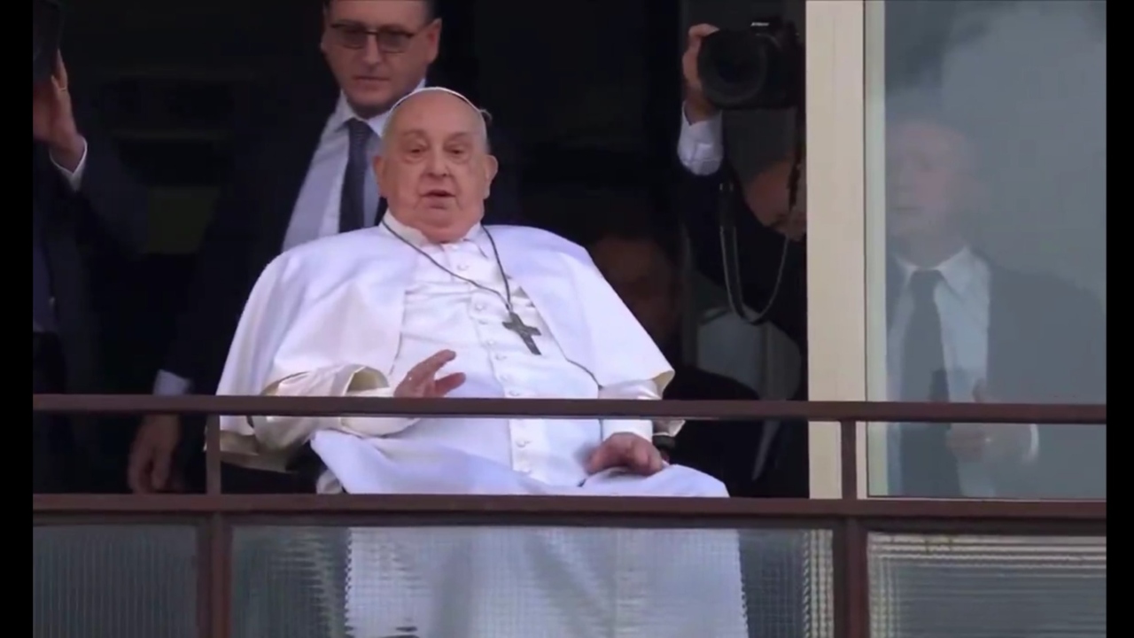Papa Francisco reaparece en público luego de un mes hospitalizado