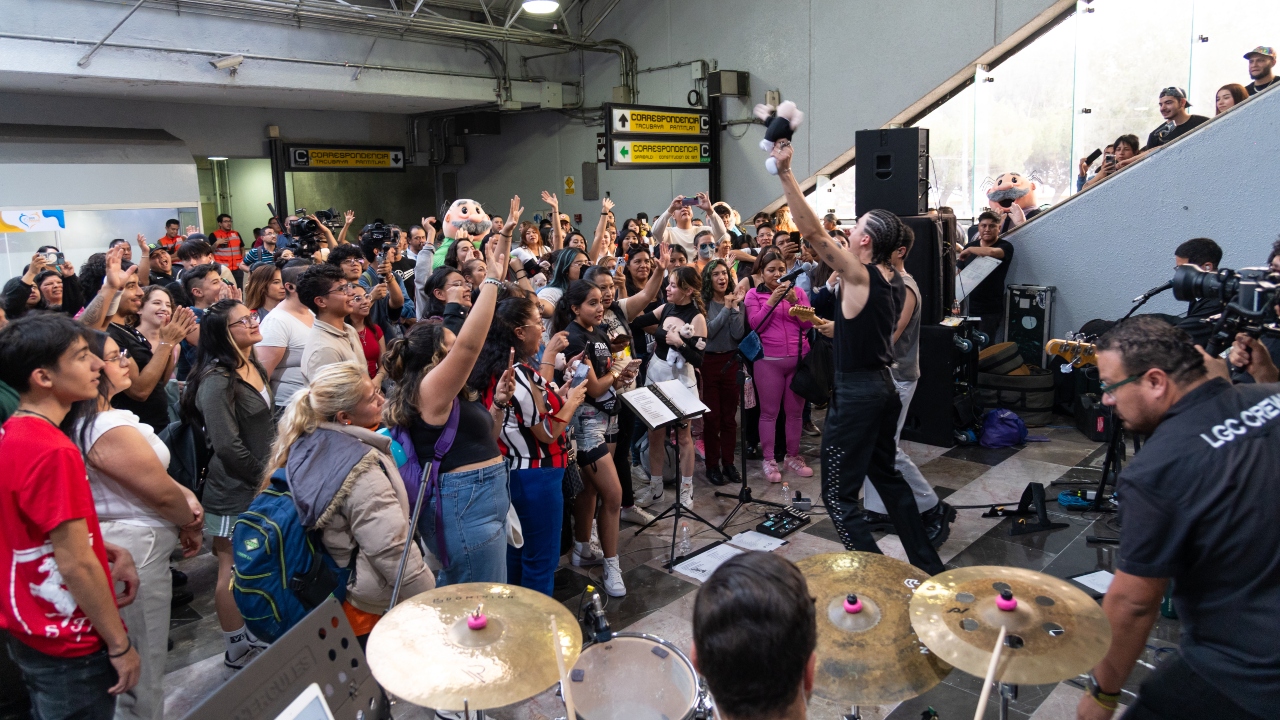 Disfrutan en el Metro concierto de Matías Gruener y Dany Dstance