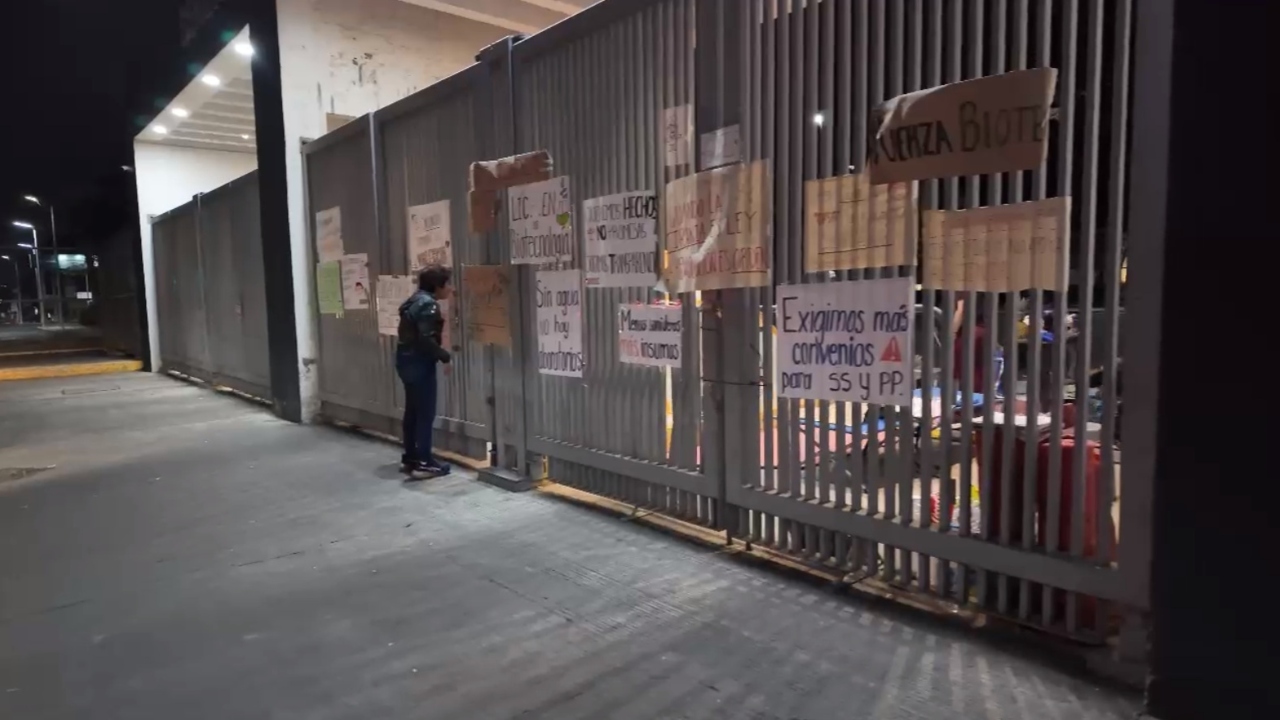 Se aparece Lilia Cedillo en plantón de estudiantes en Ciudad Universitaria