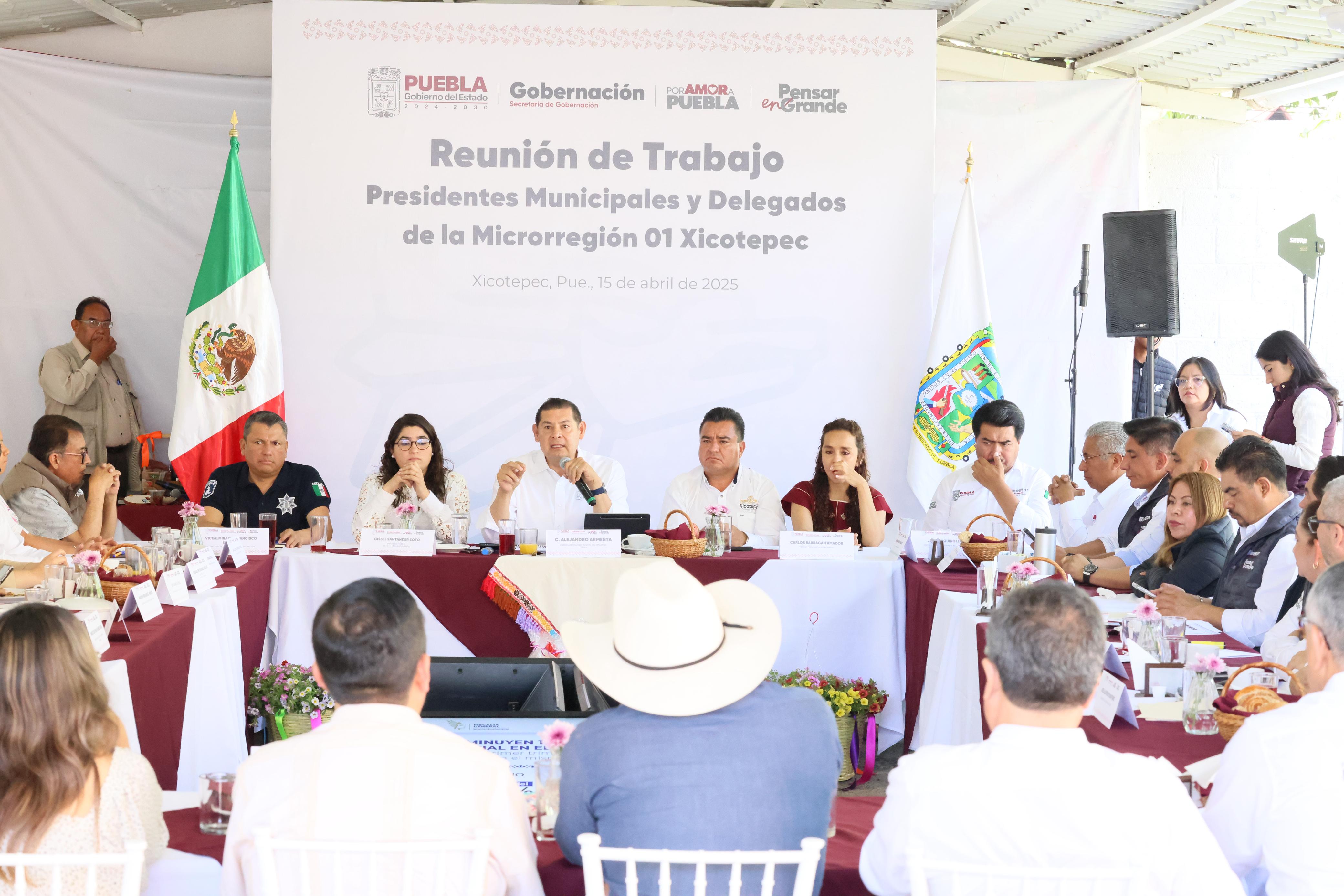 El gobernador Alejandro Armenta encabeza reunión de trabajo con alcaldes y delegados de la Sierra Norte