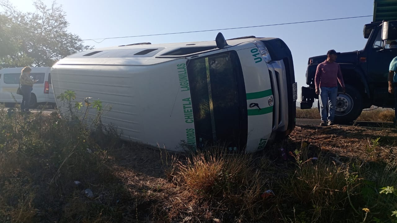 Volcadura de combi en Zolonquiapa deja varios lesionados