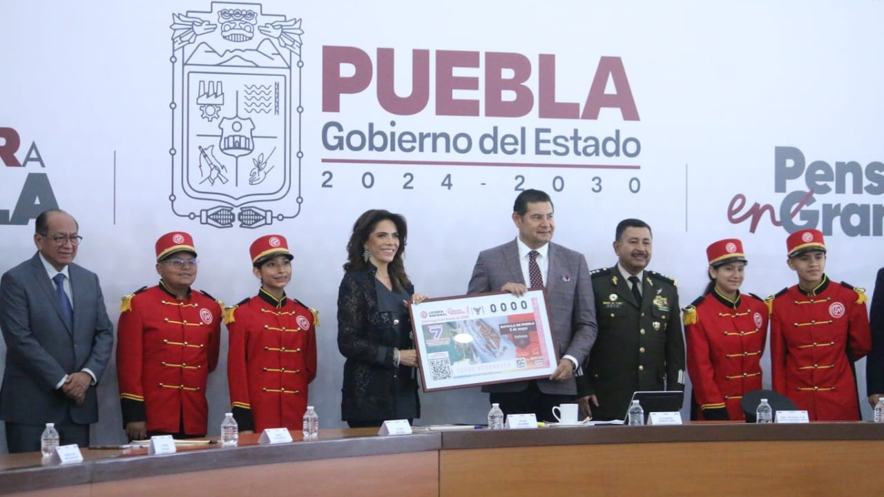 Armenta y Olivia Salomón presentan billete conmemorativo a la Batalla 5 de Mayo