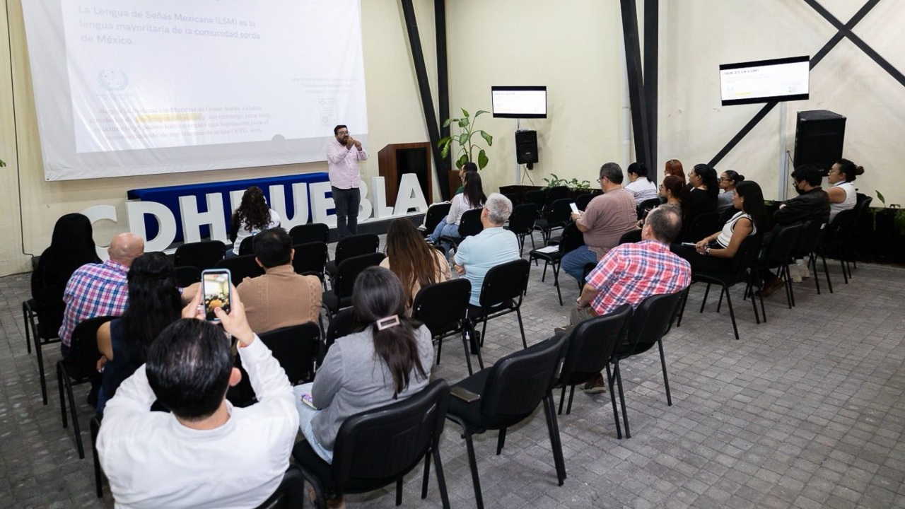 Comisión de Jóvenes Sordos de Puebla imparte taller a la CDH