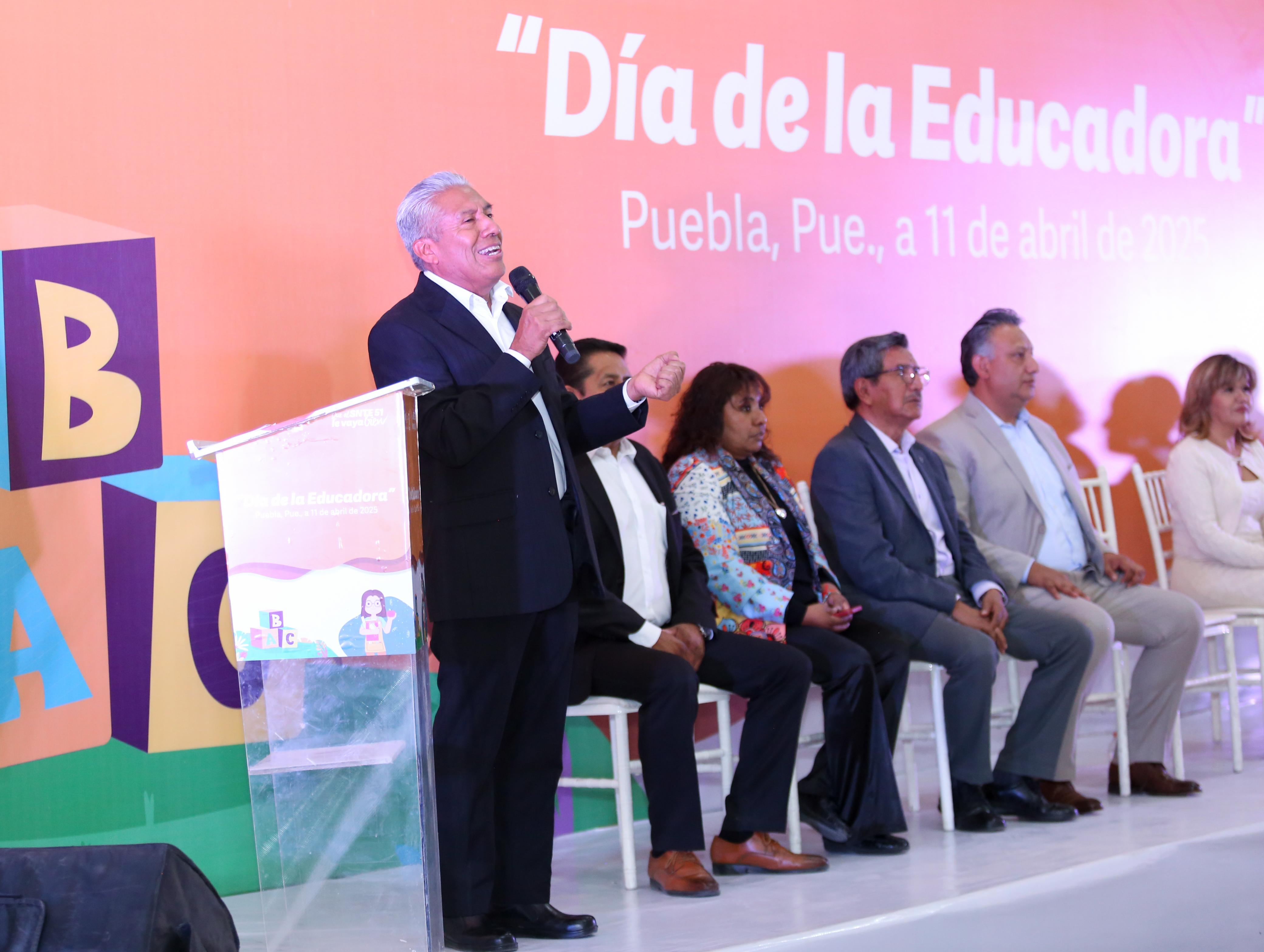 Gobierno del Estado reconoce la labor de educadoras poblanas