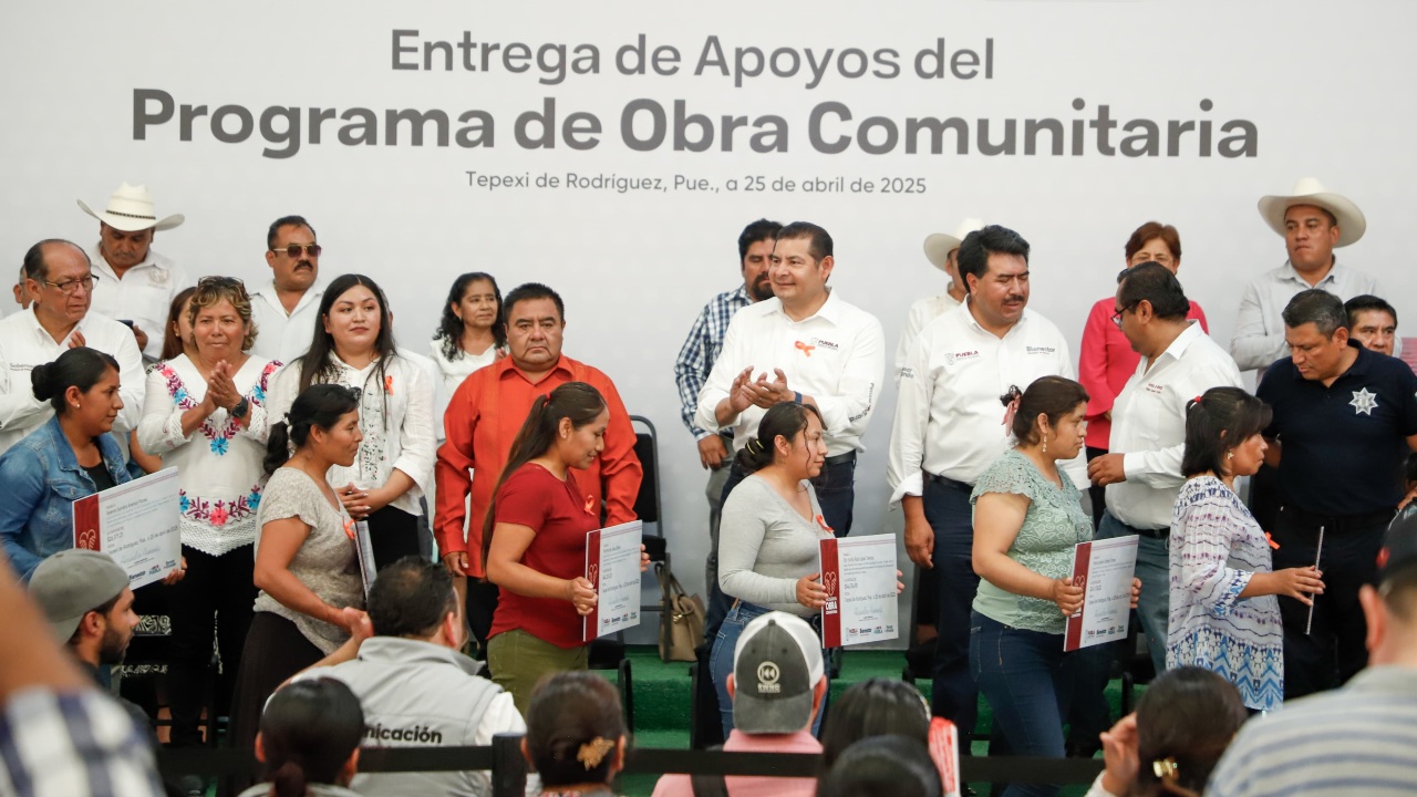 Gobernador Armenta entrega apoyos a Tepexi de Rodríguez