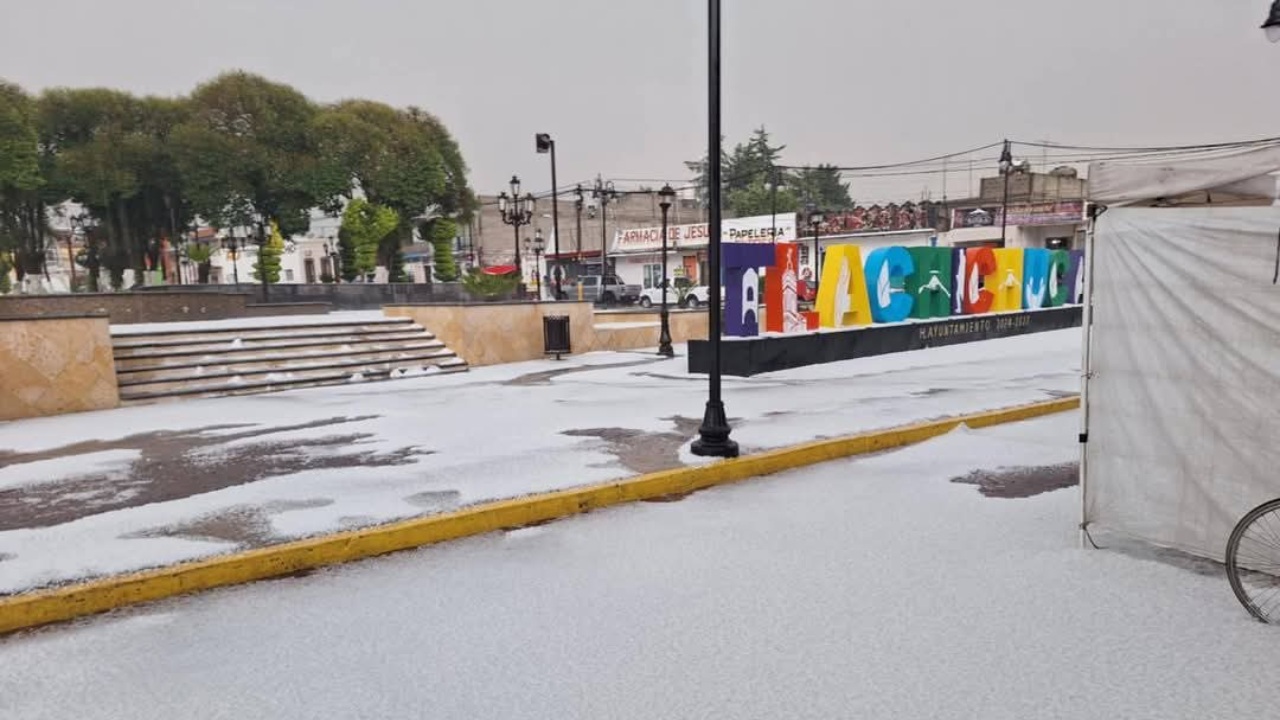 Granizada cubre de hielo las calles en municipios de Tlachichuca y Tochtepec