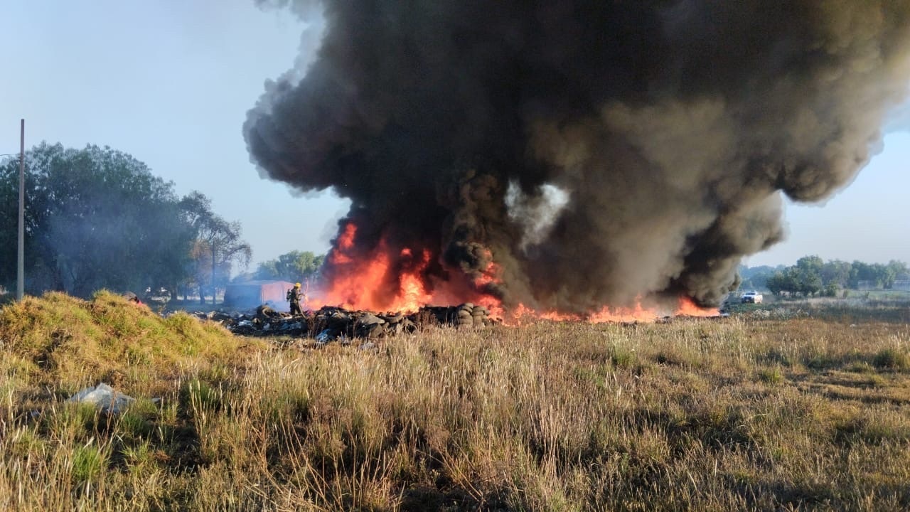Controlan incendio de llantas en San Francisco Ocotlán