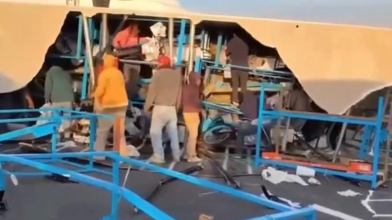 Pobladores roban motocicletas tras volcadura de tráiler en Arco Norte
