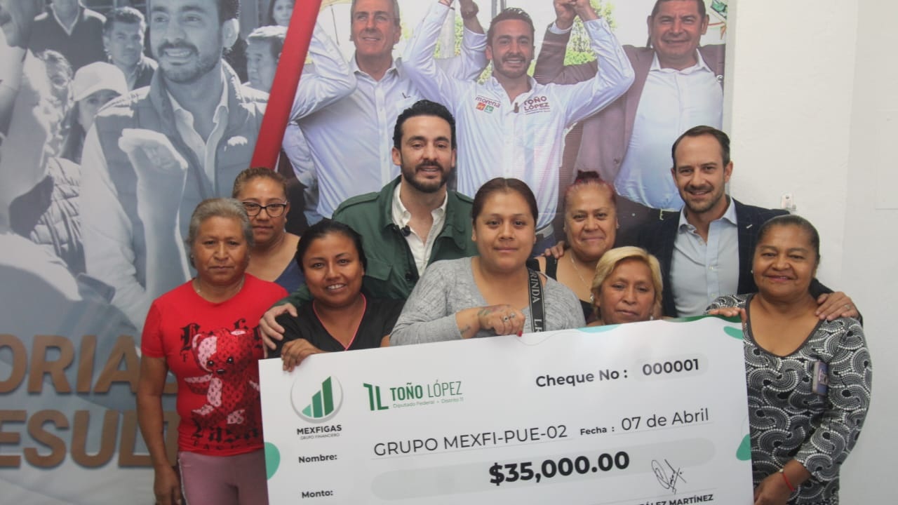 Toño López y Mexfigas entregan créditos solidarios a 12 mujeres