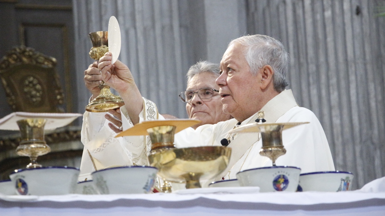 Reaparece el arzobispo Víctor Sánchez en Catedral por Misa Crismal