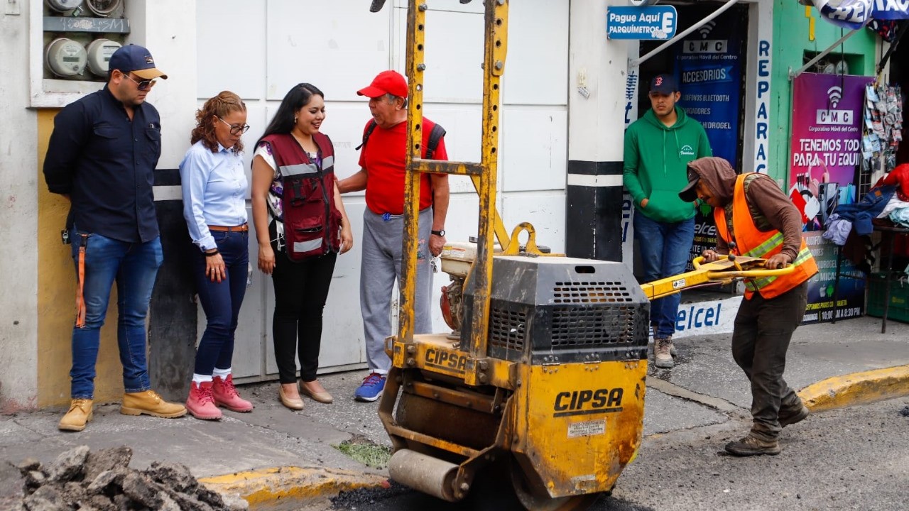 Tonantzin Fernández refuerza acciones de bacheo en San Pedro