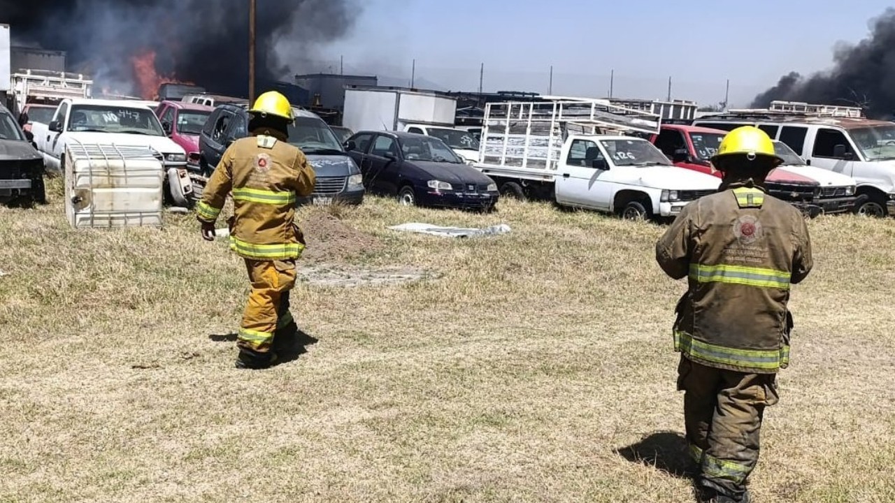 Mitigan Bomberos incendio en corralón de San Pedro Cholula