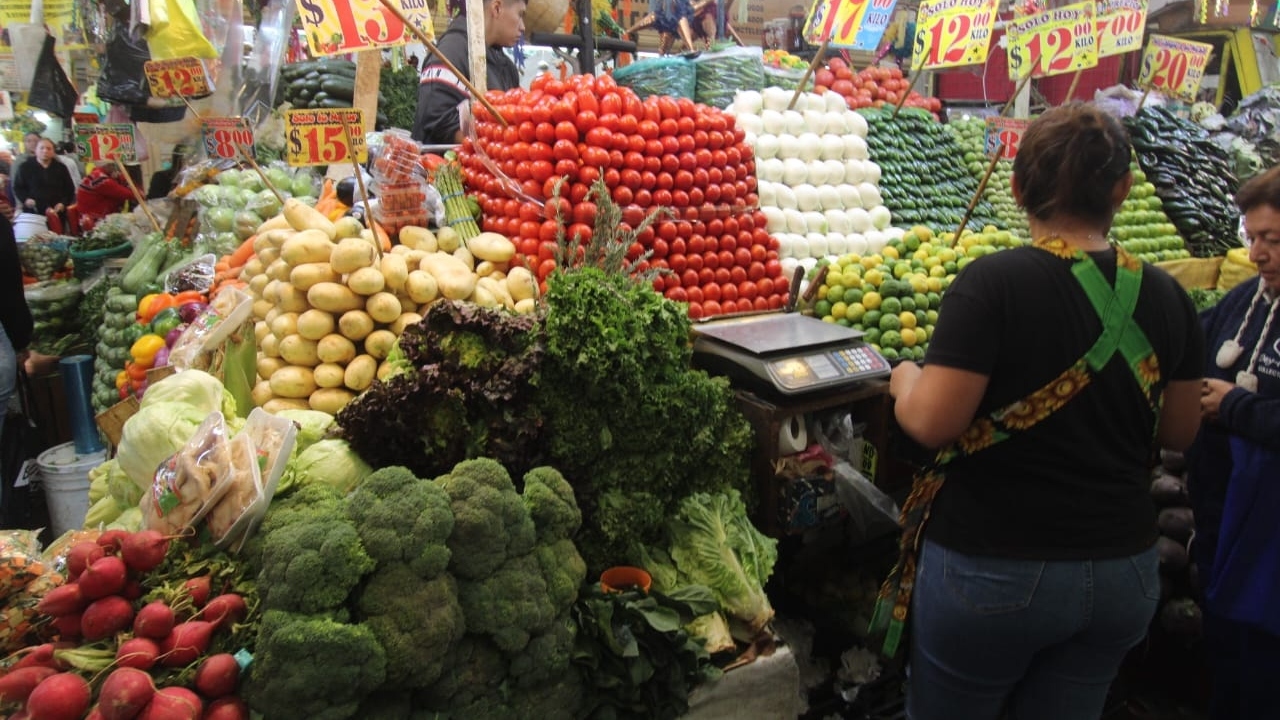 Inflación alcanza 3.9% en primera quincena de abril; afecta al jitomate y aguacate