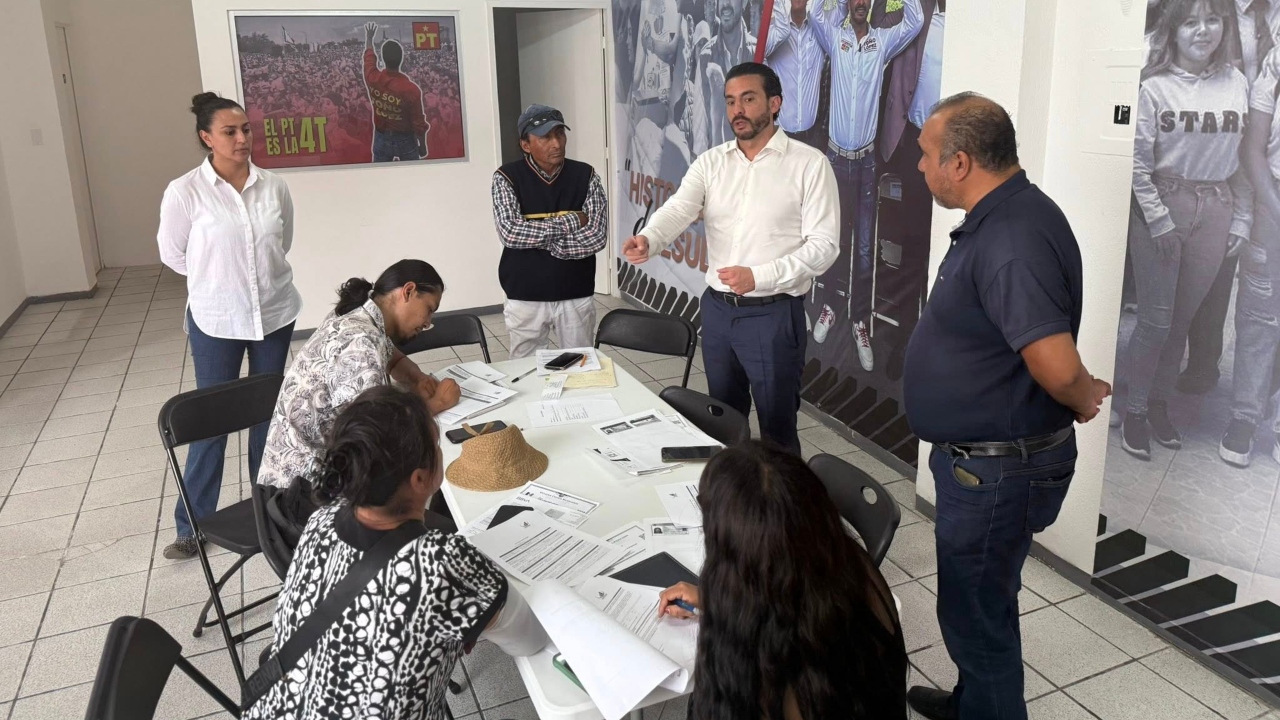 Brinda Toño López atención en Casa de Gestión