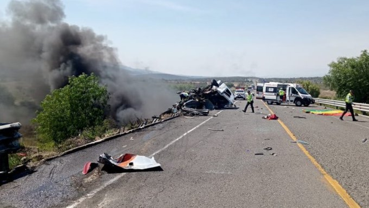 Cerrada supercarretera Cuacnopalan-Oaxaca tras fatal accidente; reportan varias víctimas