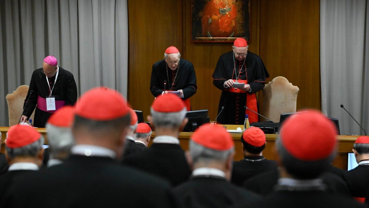 Cardenales piden un alto al fuego global antes del Cónclave