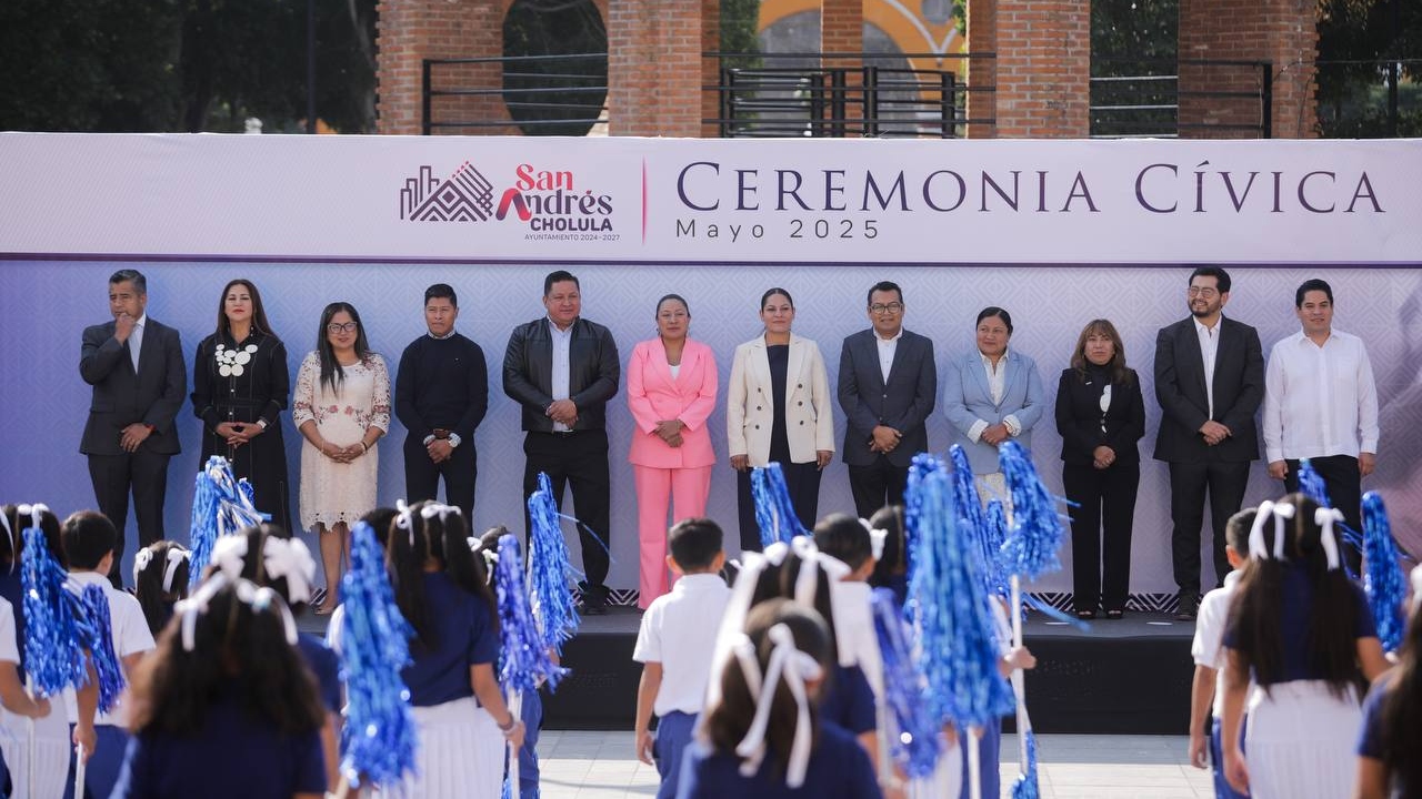 Lupita Cuautle encabeza ceremonia cívica de mayo
