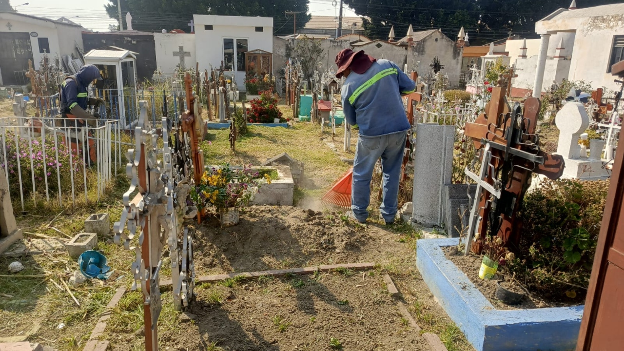 Panteones de Cholula se alistan para recibir a visitantes este 10 de mayo