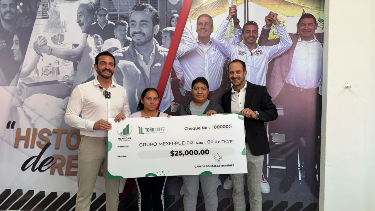 Realiza Toño López una nueva entrega de microcréditos