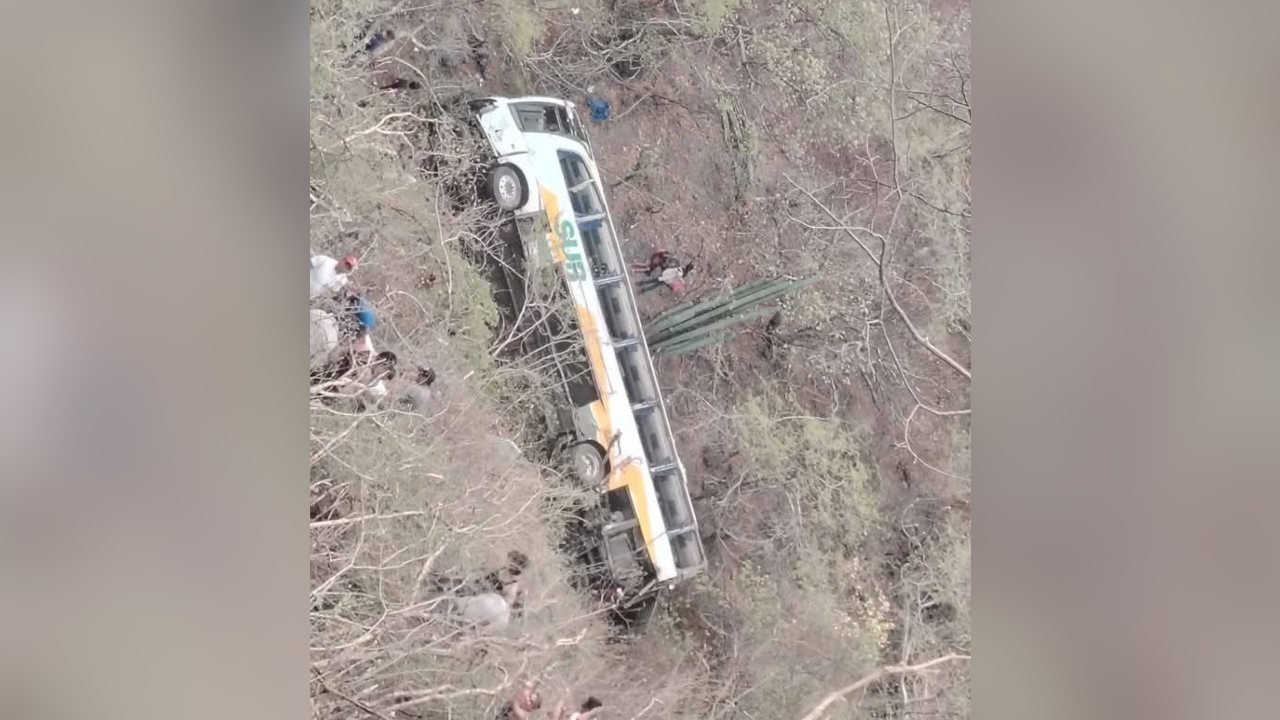 Autobús cae a barranco tras chocar con tráiler en Tehutzingo