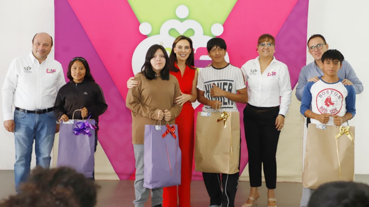 Entregó MariElise Budib chamarras y tenis a niñas y niños del Centro de Día