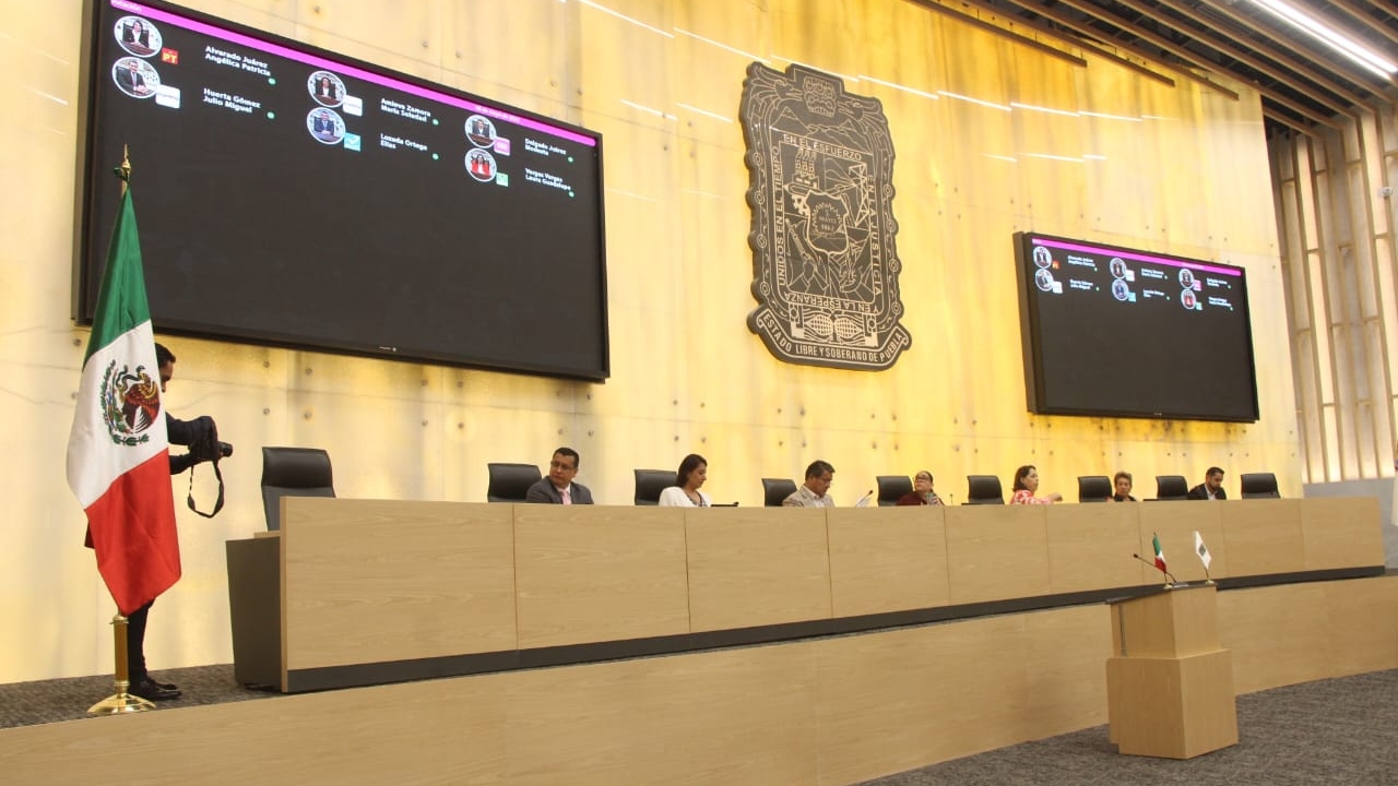 Proponen en el Congreso de Puebla legalizar taxis pirata