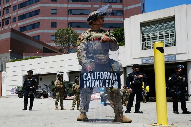 Los Ángeles impone toque de queda por disturbios tras redadas migratorias