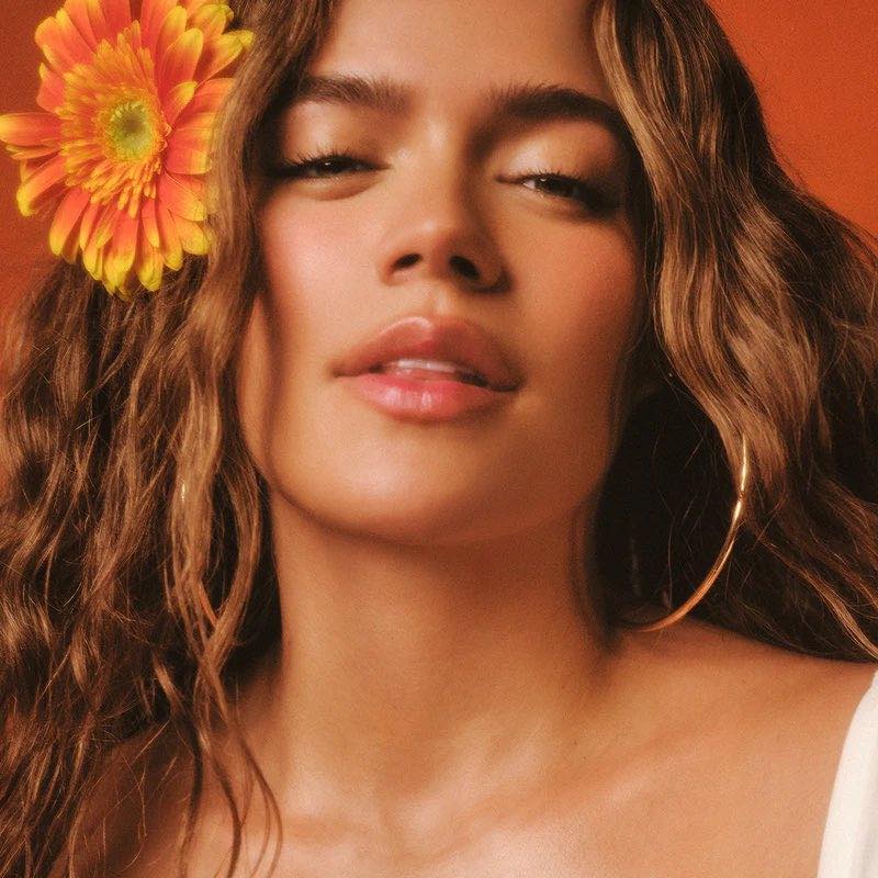 Karol G presenta “Tropicoqueta”, un viaje musical lleno de emociones y raíces latinas