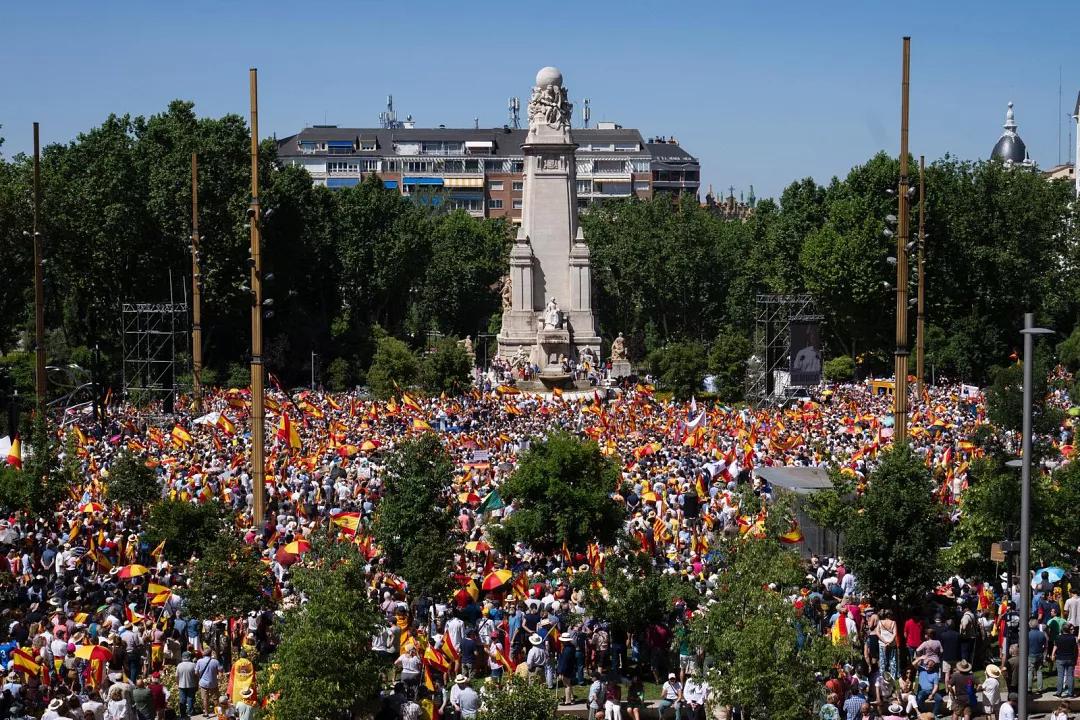 Masiva protesta en Plaza de España exige la renuncia de Sánchez bajo el lema “Mafia o democracia”