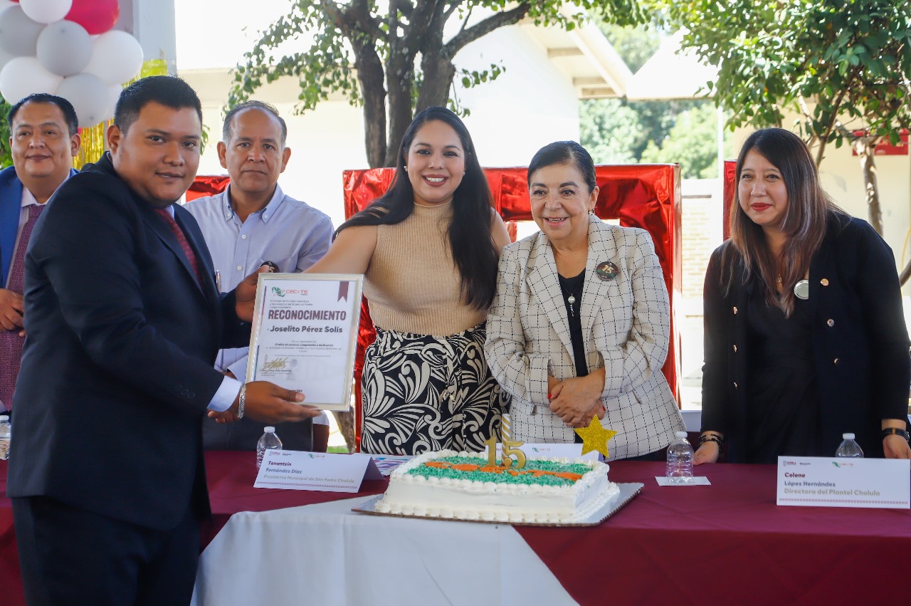 Tonantzin Fernández anuncia pavimentación de vialidad que da acceso al CECyTE de Almoloya