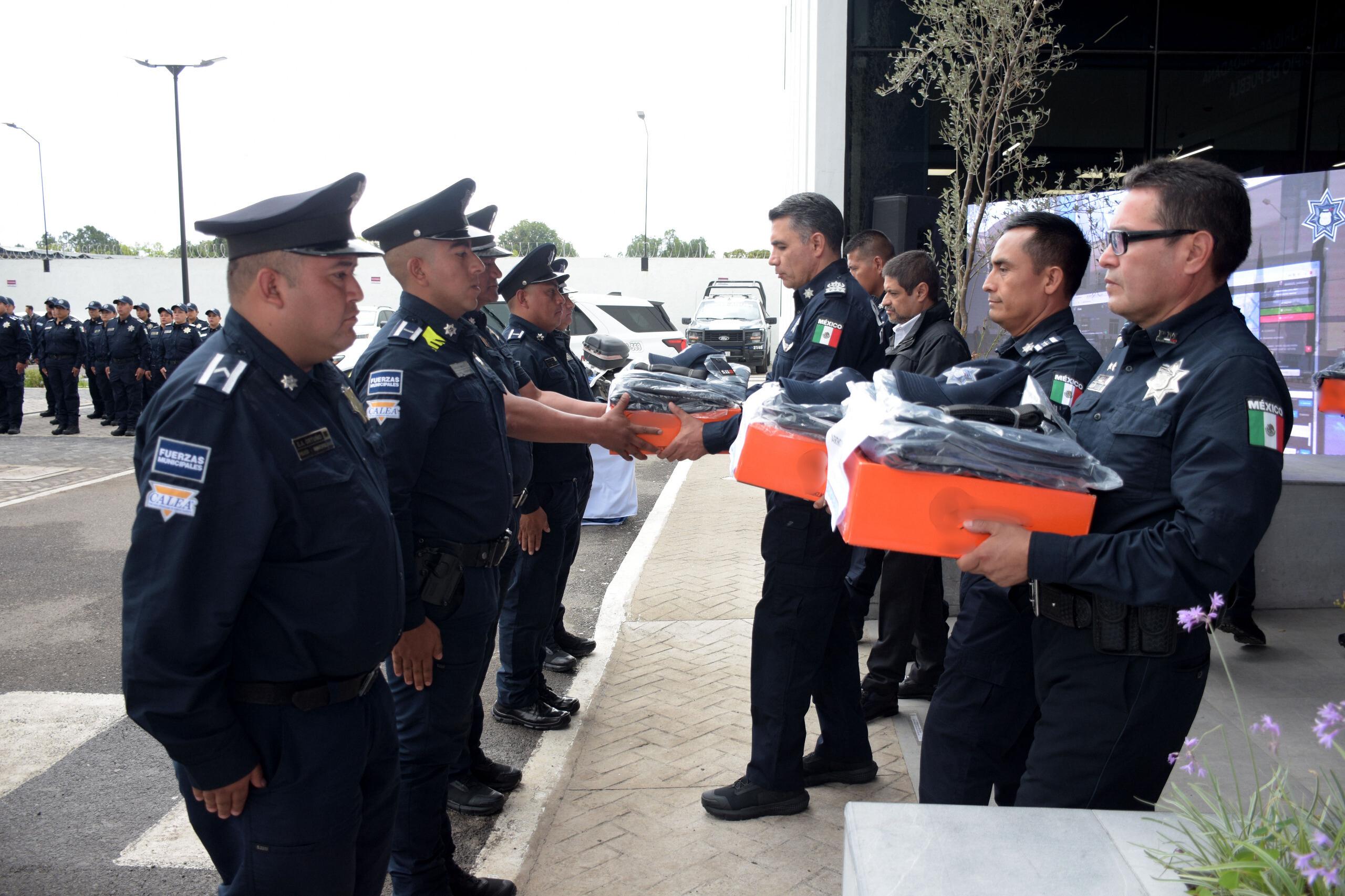 SSC entrega nuevos uniformes a policías municipales de Puebla