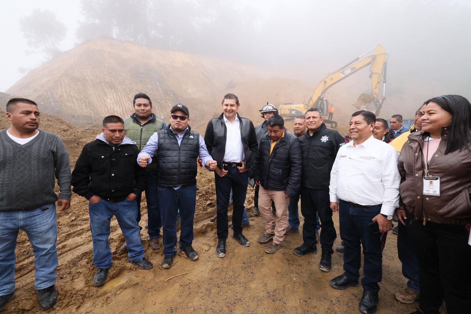 Atienden derrumbe en carretera estatal tras paso del huracán Erick