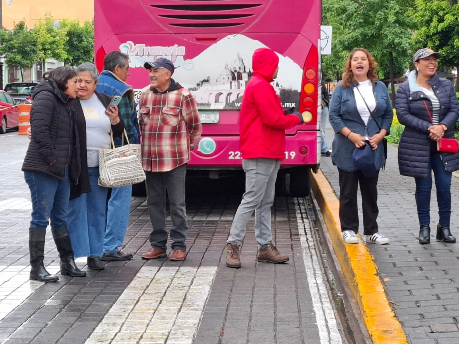 Roxana Luna cambia el discurso por el talacheo en San Pedro Cholula: sin respaldo y con llantas prestadas