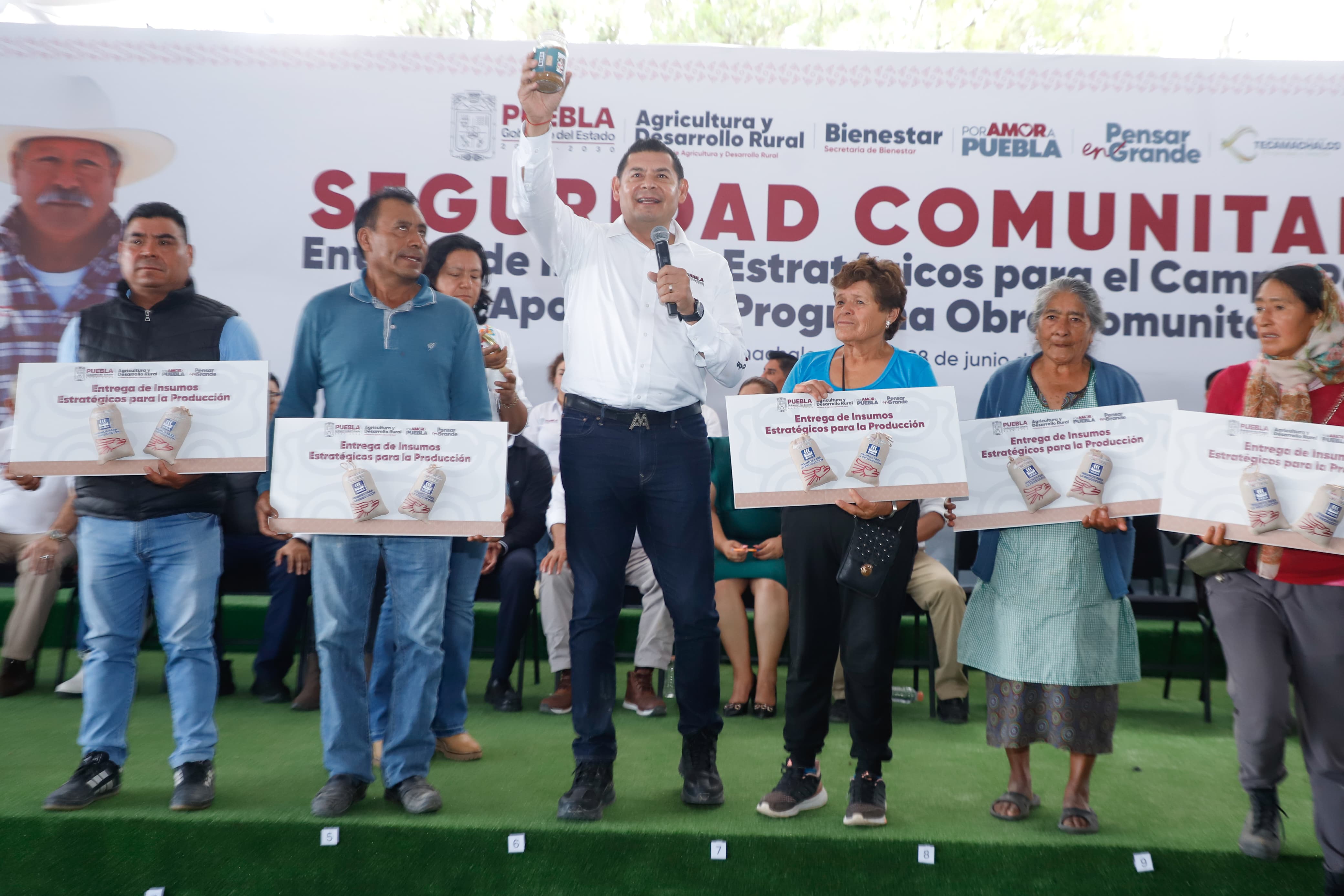 Seguridad para familias, con insumos para el campo y obra comunitaria en Tecamachalco
