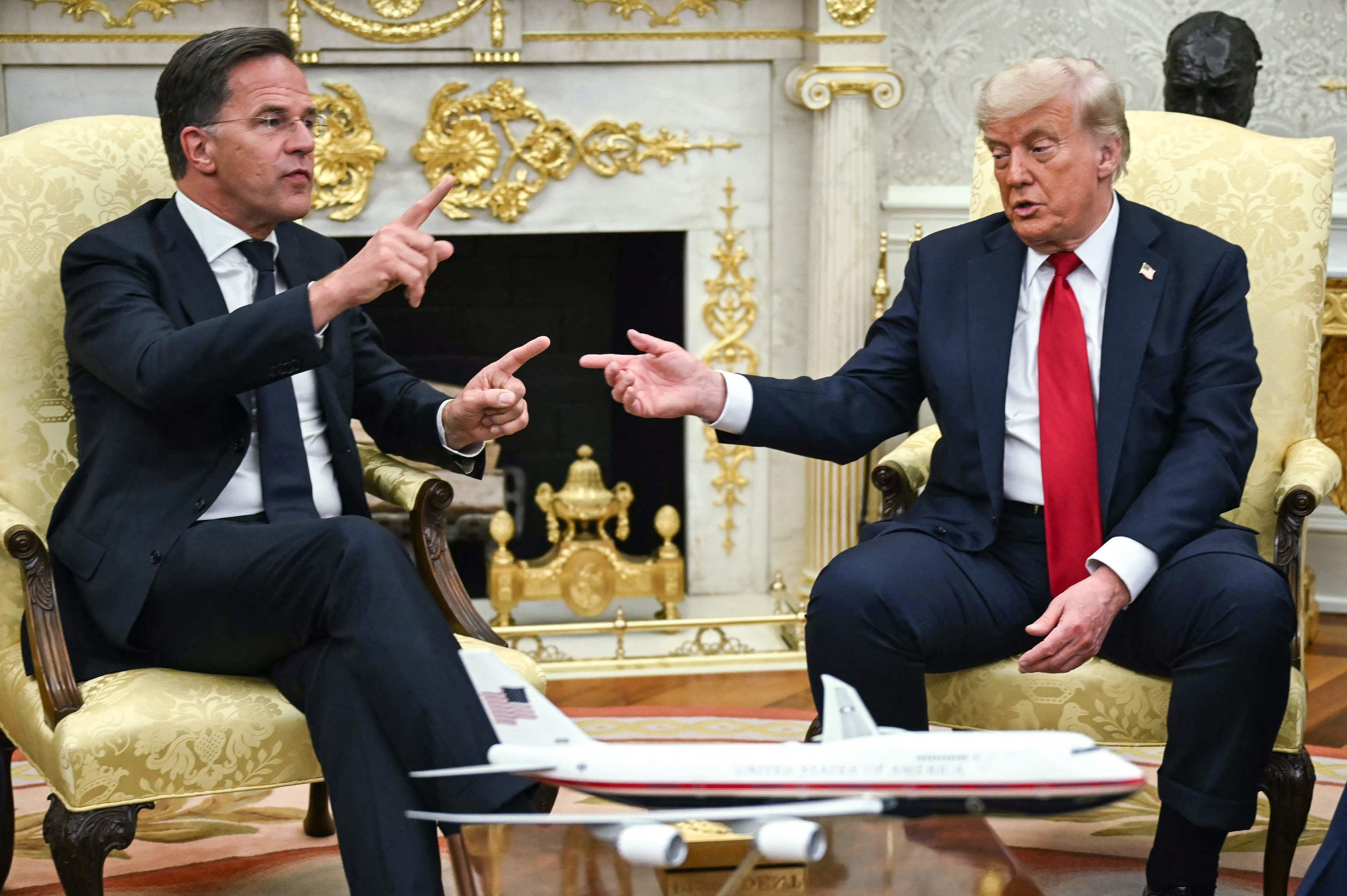 Trump presiona a Rusia con aranceles por conflicto en Ucrania.