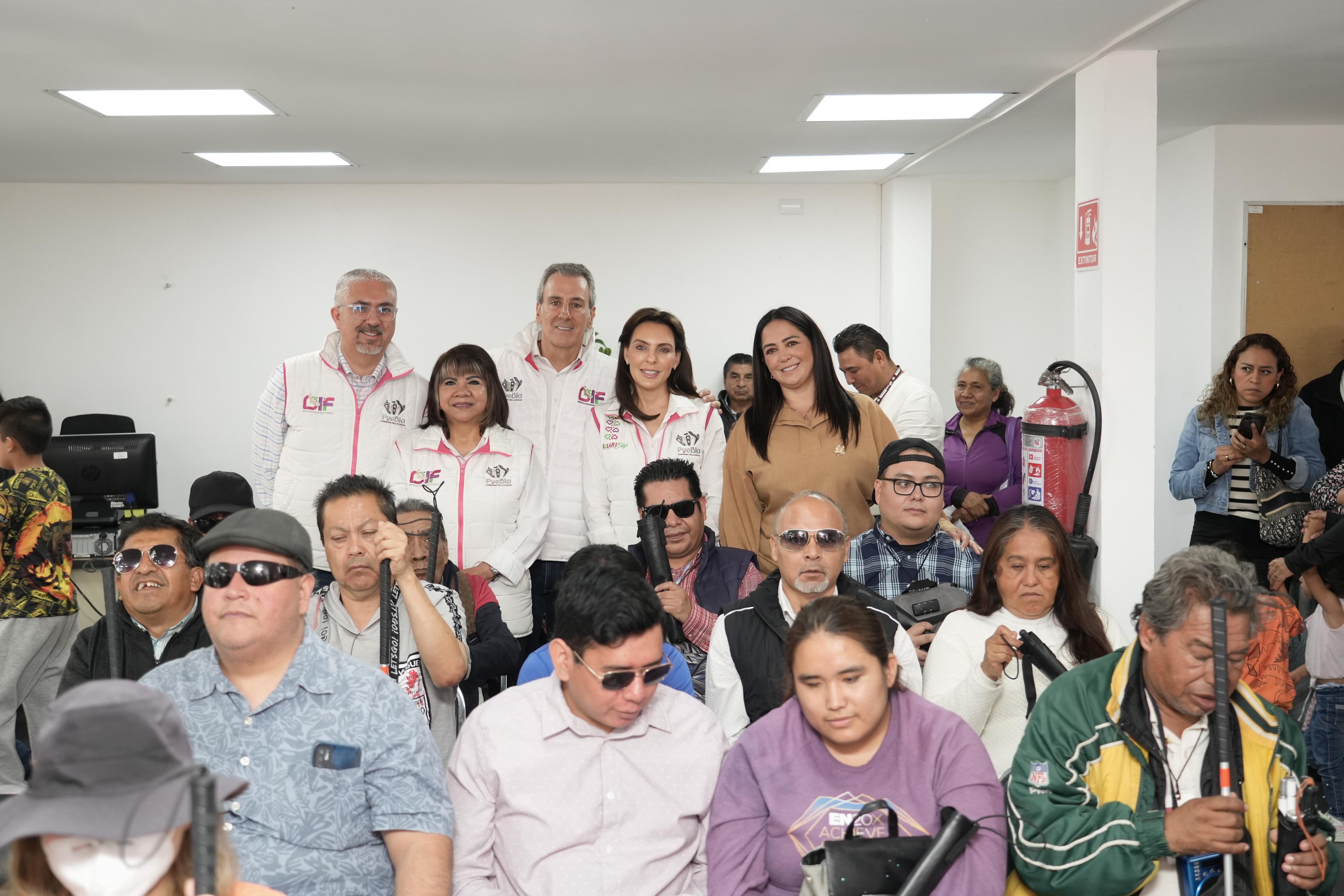Entregan bastones guía a personas con discapacidad visual en Puebla capital
