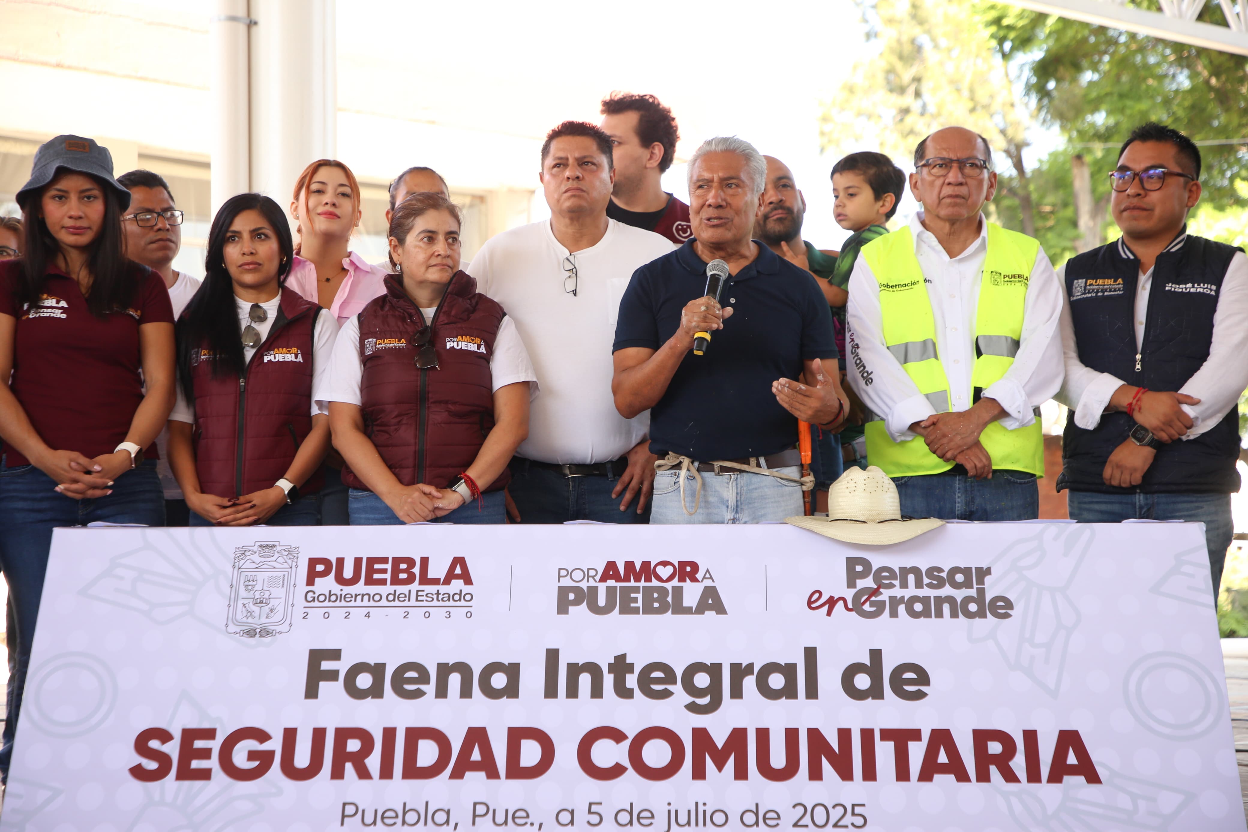 Gobierno y comunidad limpian escuela en La Libertad