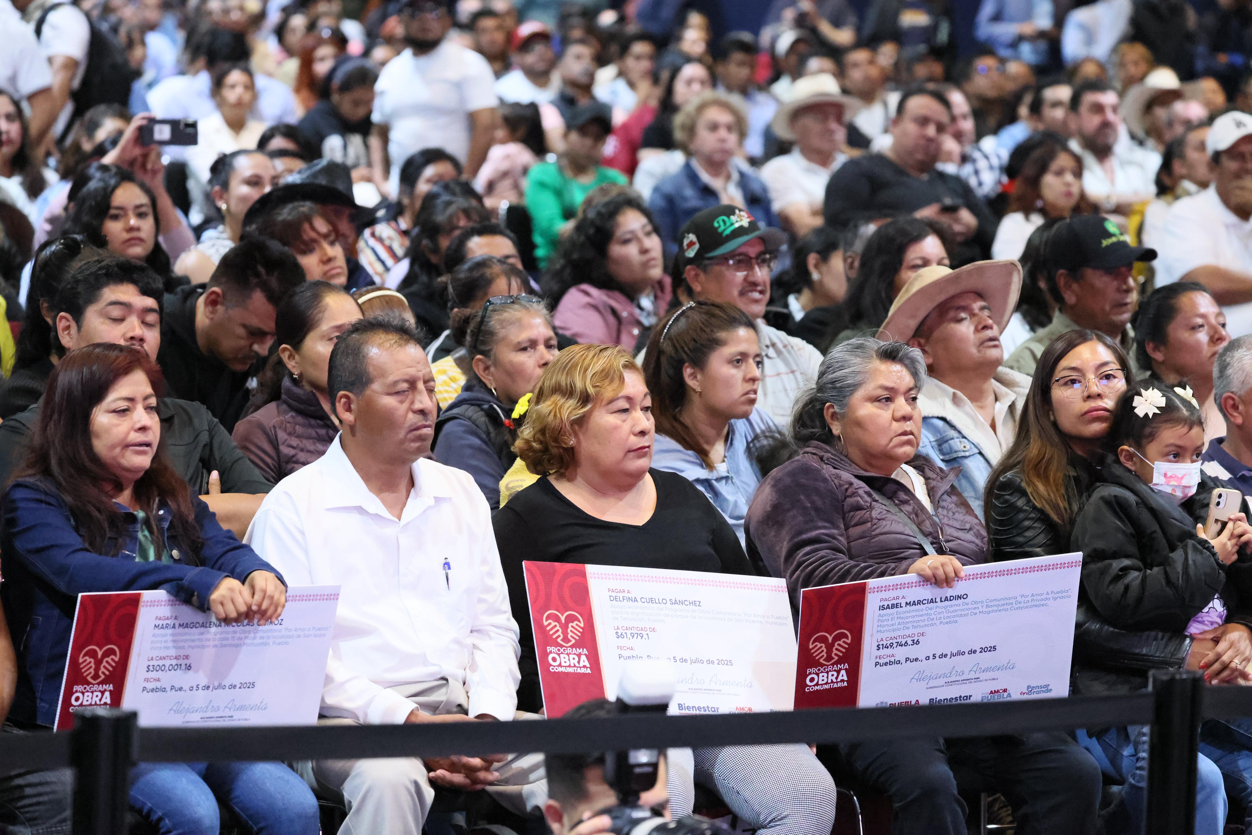 Armenta entrega 247 apoyos de Obra Comunitaria en Puebla