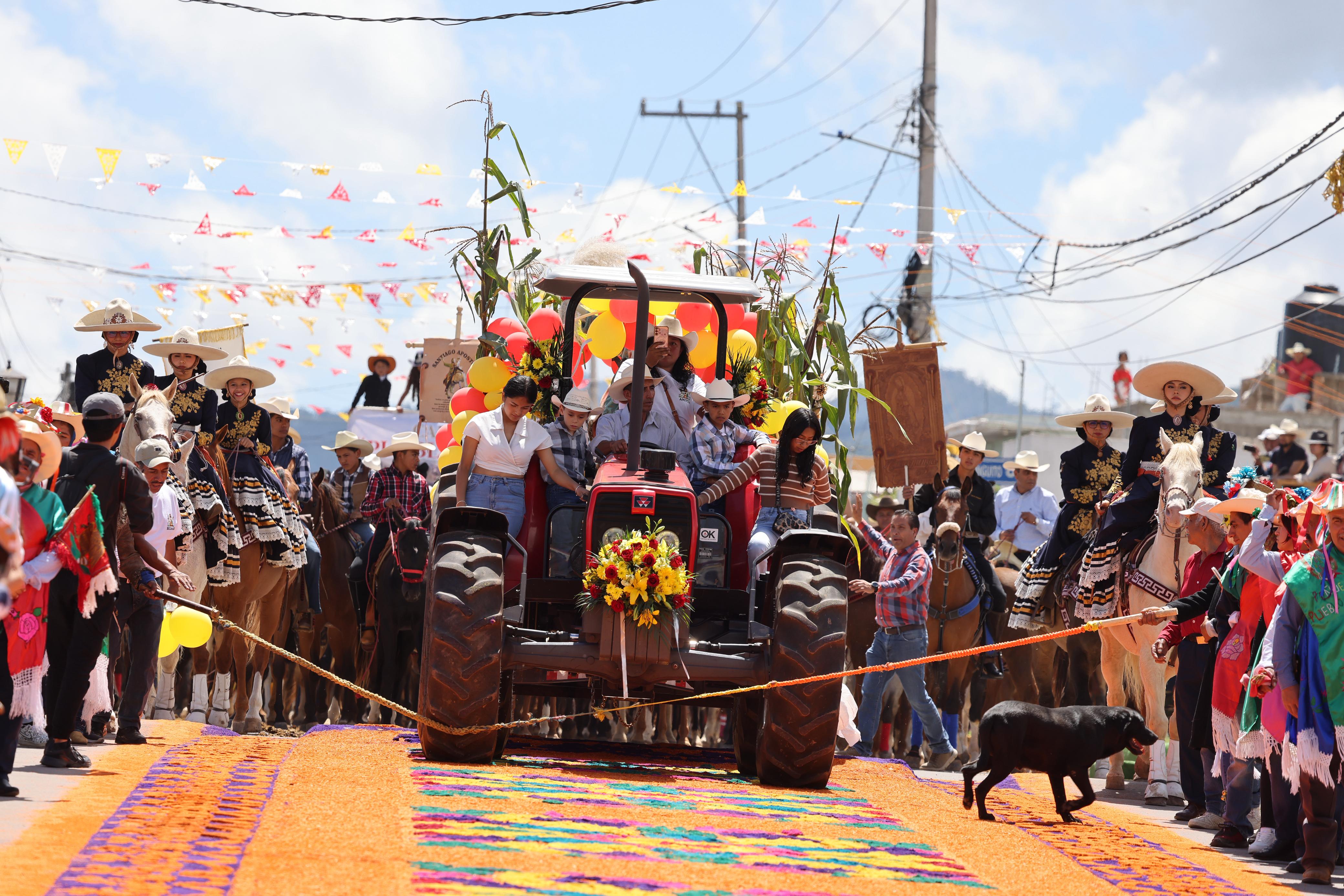 Chignahuapan celebra con tradición y seguridad: Armenta encabeza cabalgata con mil jinetes