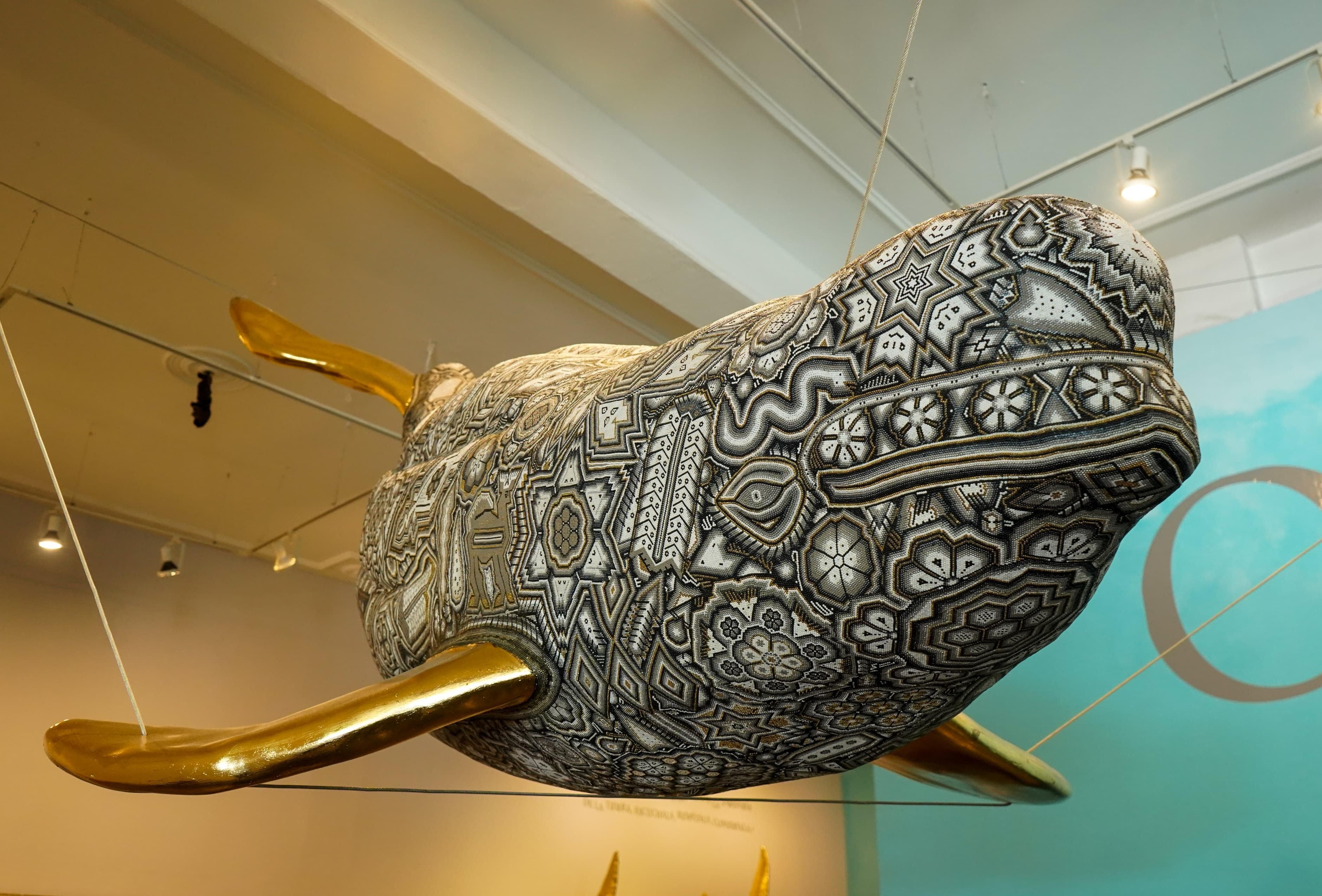 Pepe Chedraui visita “El Murmullo de los Océanos”, exposición de arte huichol y reciclaje