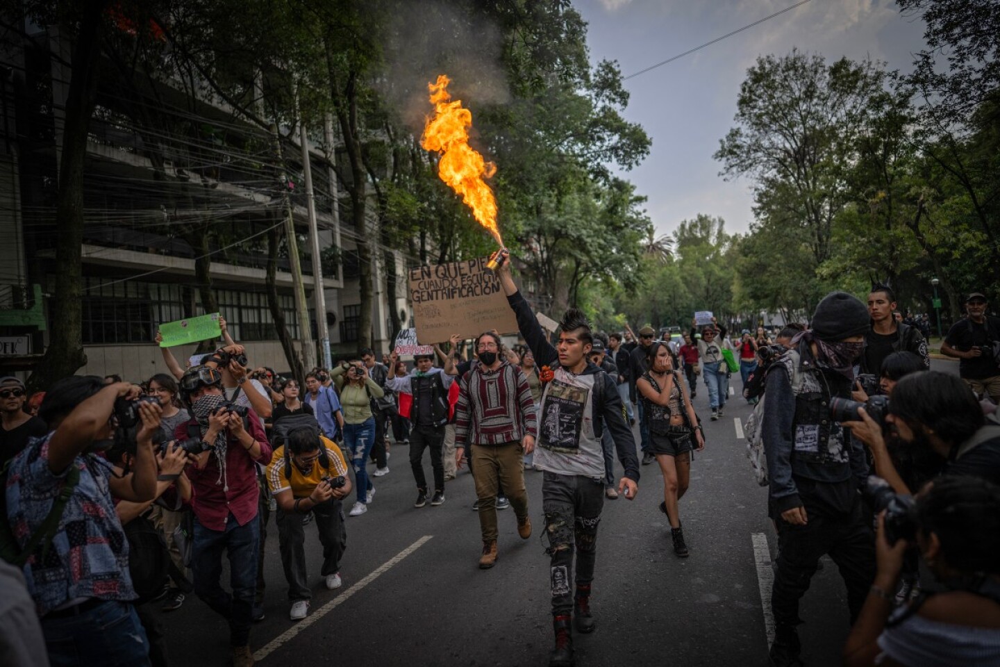 Marcha contra la gentrificación en CDMX termina en destrozos y agresiones a turistas