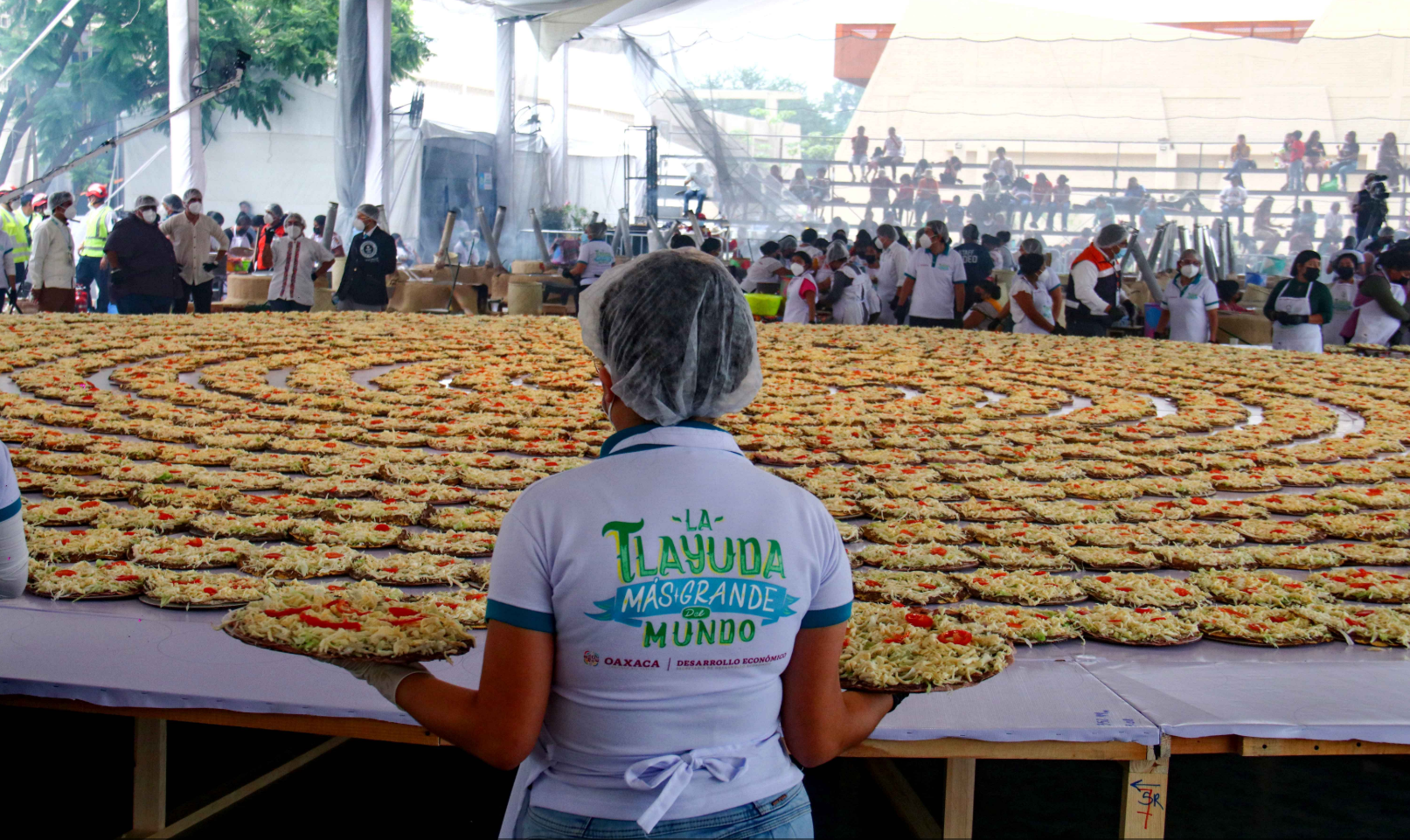 Oaxaca rompe récord Guinness con la tlayuda más grande del mundo