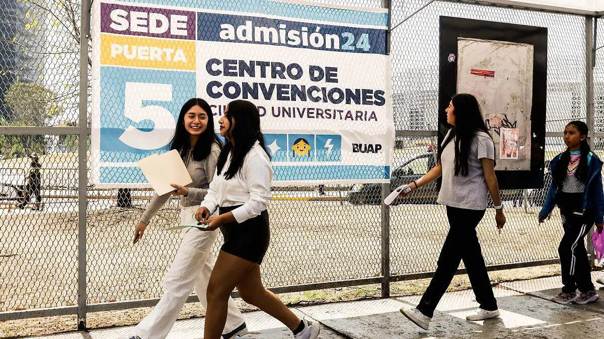 Lanzan beca en Puebla para madres universitarias; incluye apoyo económico y seguro médico