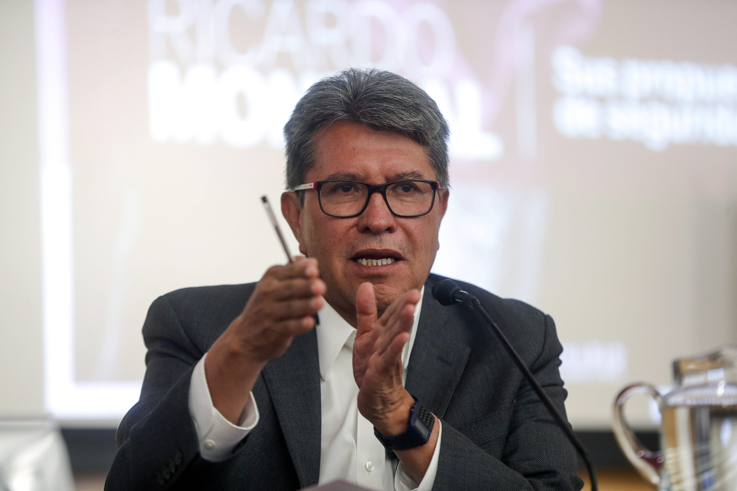 Monreal propone prohibir bebidas energéticas a menores por riesgos a la salud