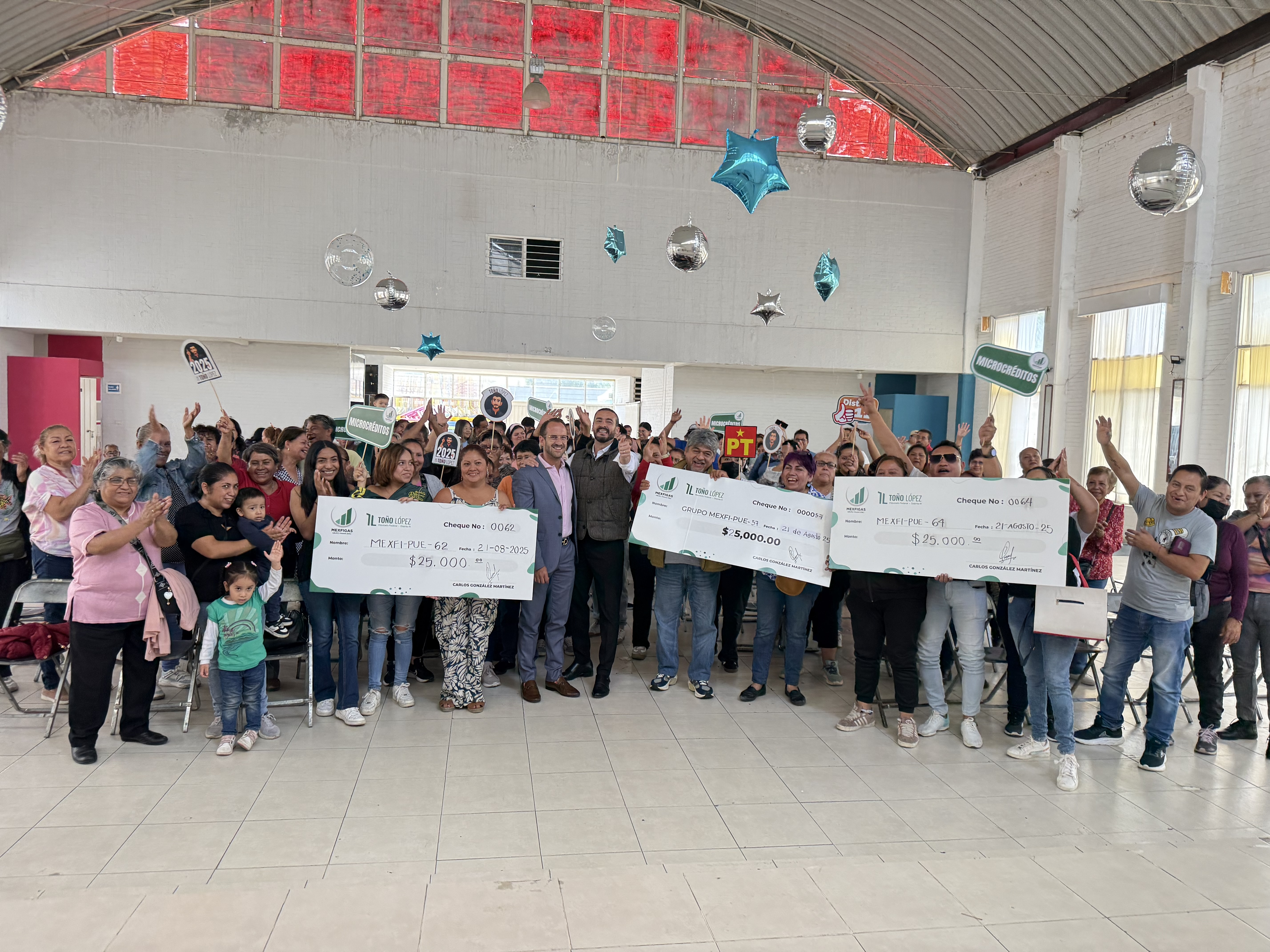 Toño López entrega más de un millón en microcréditos solidarios en Puebla
